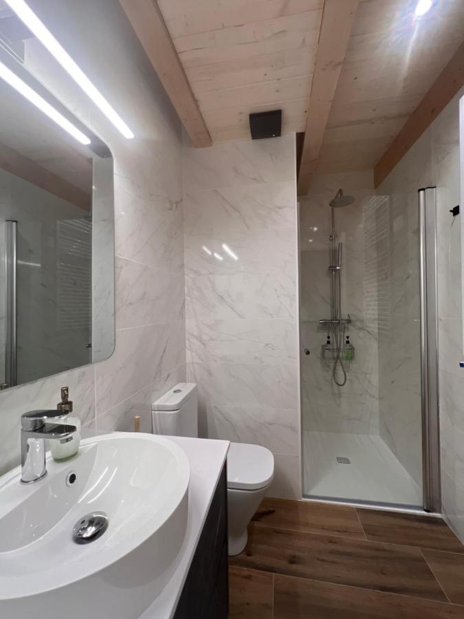 Apartamentos Turisticos: Tu Casa En Sahun מראה חיצוני תמונה